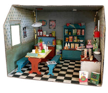 Load image into Gallery viewer, Sam &amp; Julia - Cardboard Room - DIY Kitchen
