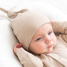 Load image into Gallery viewer, Classic Knotted Hat
