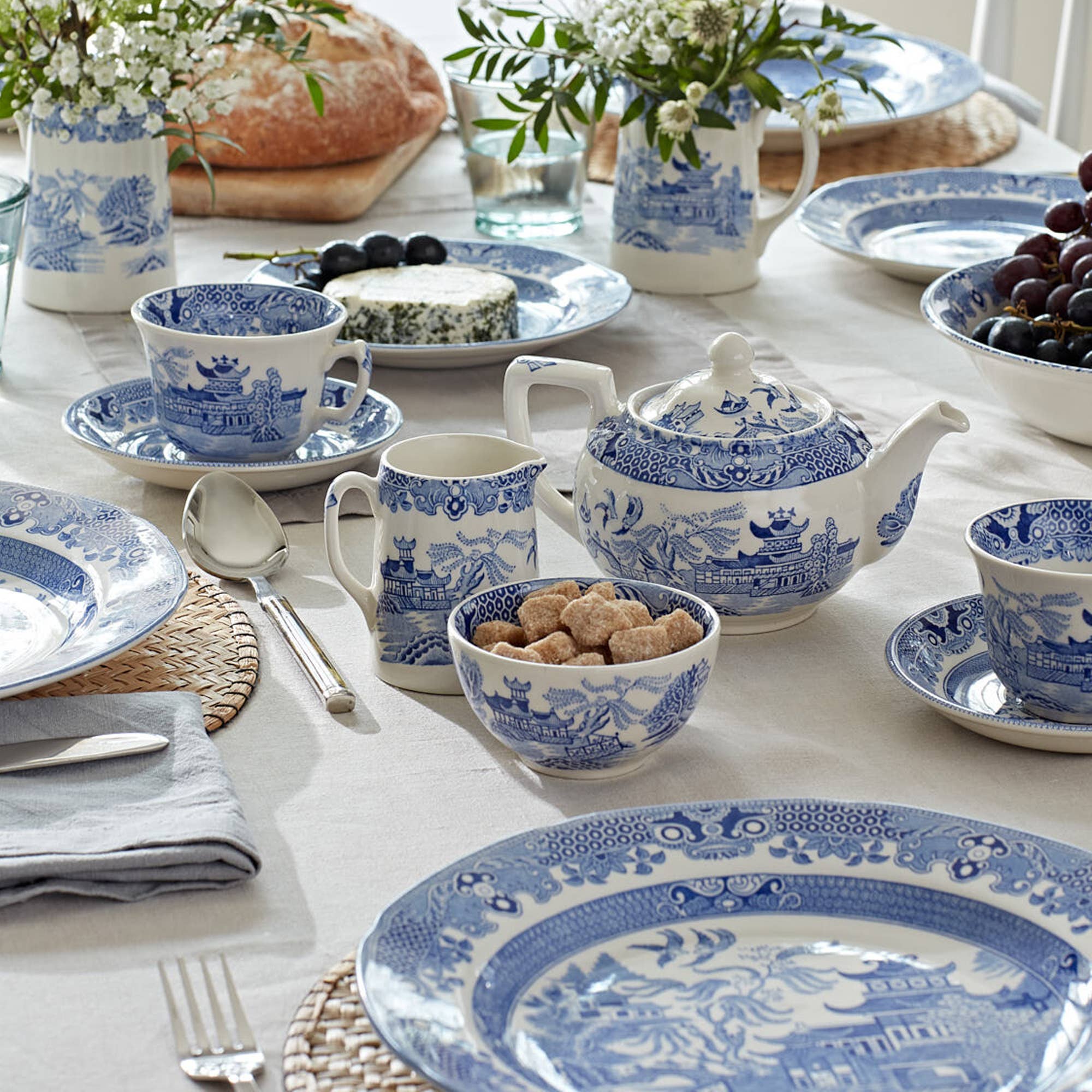 Blue willow small tea deals pot covered sugar bowl three saucers and 5 cups