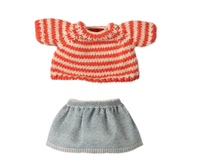 Load image into Gallery viewer, Knitted Sweater and Skirt for Big Sister Mouse - Maileg
