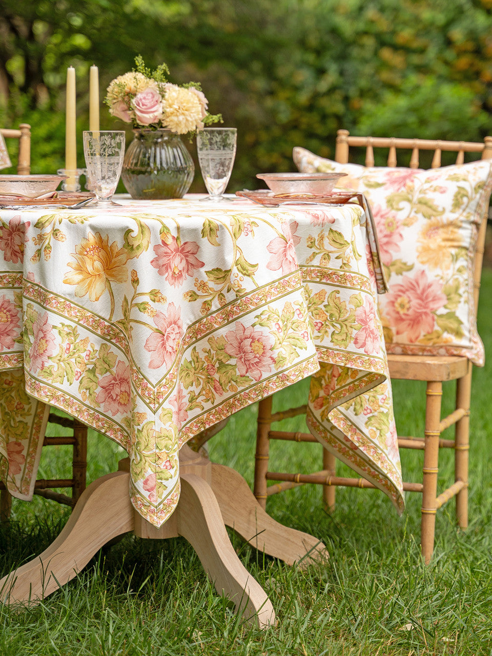 April Cornell – Rosehip Tablecloth, Ecru